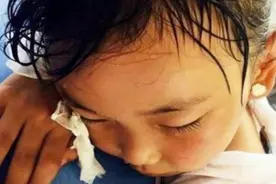孩子一睡觉就出汗，别总以为是缺钙！父母记住3个“关键词”图片