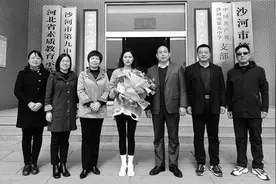 沙河一对新人正拍婚纱照，遇老人翻车飞奔救援图片
