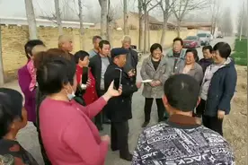 聊城高唐：杜立芝进瓜田亲身示范传技术图片