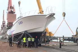 目前国内最大钓鱼艇在海阳港附近海域下水试航啦图片