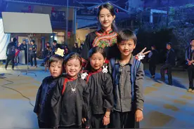 赵丽颖穿畲族服饰和小演员合照 发文告别小朋友图片