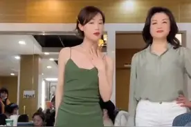 蓝盈盈吊带长裙和妈妈同框跳舞 不似母女像姐妹图片
