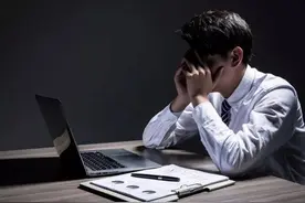 因业绩不好，陕西男子被领导用烟头烫脸图片