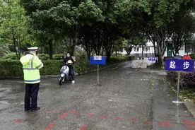 深化“放管服”改革 桂林交警把“考场”搬到农村图片