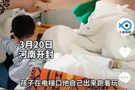泪目！爸爸为救人成植物人，两岁儿子用轮椅推爸爸散步：我也有爸爸陪我玩图片