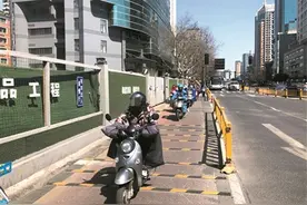 非机动车道安装减速带 效果达到了吗？记者实测三条读者反映集中的路段图片