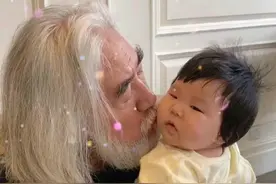 父爱满满！70岁张纪中怀抱女儿 亲亲抱抱眼神温柔图片