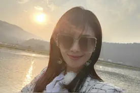 刘涛晒与落日合照 夕阳下驻足墨镜遮面难掩温柔图片