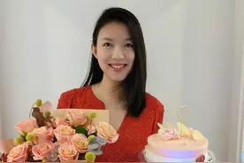 一家四口另类同框！张梓琳挺孕肚晒照庆生 女儿躲在花束后图片