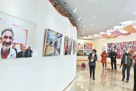 新疆各族人民幸福生活摄影展开幕图片