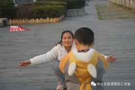 湖南版《我的姐姐》！22岁姑娘带4岁弟弟上班，常被误会是母子，原因令人泪目图片
