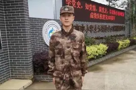 那个在汶川地震中幸存的8岁男孩，参军了图片