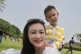 林丹老婆谢杏芳带儿子出游 母子草地玩耍画面有爱图片