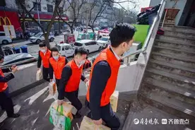 山东航空空保支队青年志愿者为白血病儿童献爱心图片