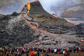 冰岛火山喷发围观者蜂拥而至，科学家用熔岩烹饪香肠秒熟图片