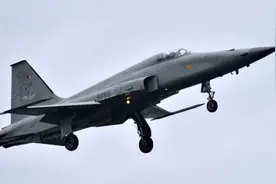 台军F-5E战机擦撞细节曝光：撞击力道可能极大，飞机空中碎裂图片