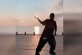 53秒丨烟台“半吨舞王”小伙与夕阳共舞 网友：把太阳玩的出神入化视频封面