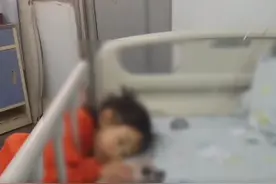 头部被卡病床护栏架 三岁小女孩淡定看小猪佩奇图片