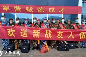 「组图」安徽铜陵：老兵欢送新兵入伍图片