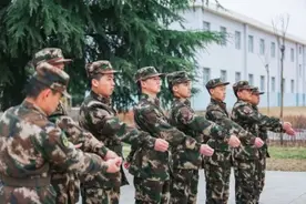 走进新兵营，武警新兵开展适应性训练图片