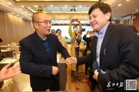 今天凌晨，张文宏和张定宇在武汉共同发声图片