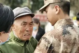 孙子要走了，爷爷的反应戳中泪点……图片