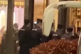 警方突击检查KTV动用无人机，男男女女戴头套被拉走，现场似大片视频封面
