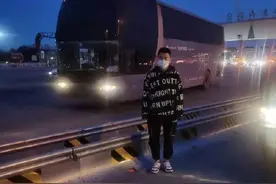 服务区内上厕所 出来客车开走了图片