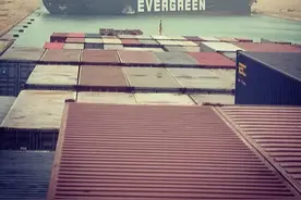 台货轮仍卡在苏伊士运河，台媒估算：运河堵塞造成损失约为每小时4亿美元图片