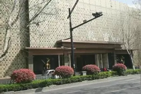 探访南京深夜被查的老牌娱乐场所“乾宫”：陪酒费千元以上视频封面