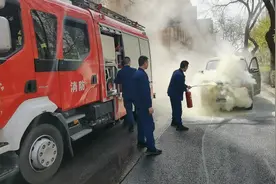 3分钟灭火！练兵途中“偶遇”汽车冒烟 消防员秒出警视频封面