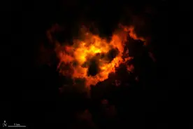 卫星捕捉到冰岛雷克雅内斯半岛夜间火山喷发的画面图片
