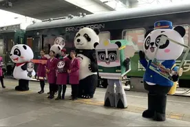 四川新开铁路旅游专列，车上还可以唱KTV图片