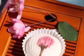 中国药大食堂推出樱花特色糕点，老师在樱花树下开设知识课堂视频封面