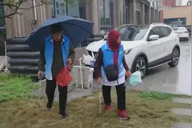 感动！八旬爷爷奶奶做公益20年形影不离图片