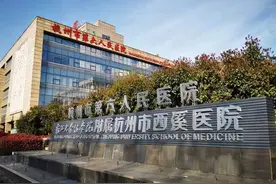 年轻人熬夜“爆肝”冲上热搜，医生：70%以上肝病患者习惯熬夜图片
