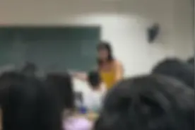 佛山一女大学生教室里当众掌掴男生，称被欺骗感情视频封面