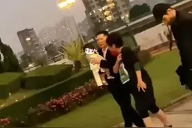 向华强一家公园散步被偶遇 郭碧婷光脚走路向佐帮拎鞋图片