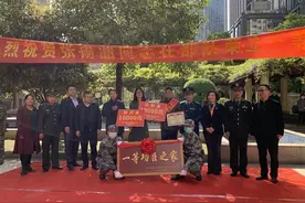 4岁学游泳、17岁入伍，武汉姑娘摘金夺银，一等功喜报敲锣打鼓送到家图片