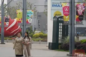 网传成都大悦城H&M摘广告牌 记者现场探访图片
