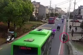 小学生横穿马路被撞身亡，监控拍下事发瞬间图片