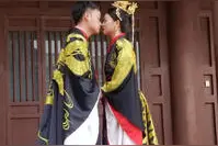 西安街头的复古婚纱照图片