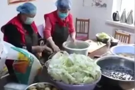 温暖传递！在爱心食堂用餐的老人渐渐成为志愿者视频封面