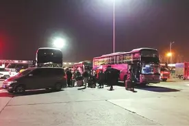 高速服务区竟成黑大巴倒客集散地？服务区保安也参与其中图片