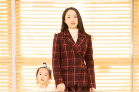 董璇和爱女拍亲子写真 小酒窝活泼伶俐有星范儿图片