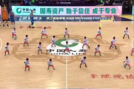 73秒｜CBA全明星周末篮球赛上 聊城“萌娃”表演花式篮球走红图片