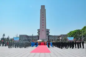 湖南革命陵园举行向人民英雄敬献花篮仪式图片