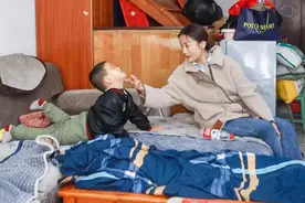 有姐姐，不孤独！ 22岁姐姐带5岁孤独症弟弟在长沙 “我不是扶弟魔，我不会放弃他”视频封面