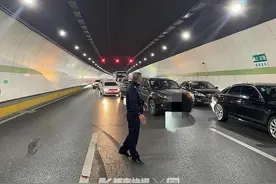 杭州紫之隧道发生车祸，现场有人受伤严重图片
