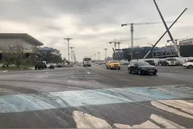 行走的摄像头？实时抓拍“开霸王车”闯红灯 成都东部新区“掌上电子眼”了解一下图片